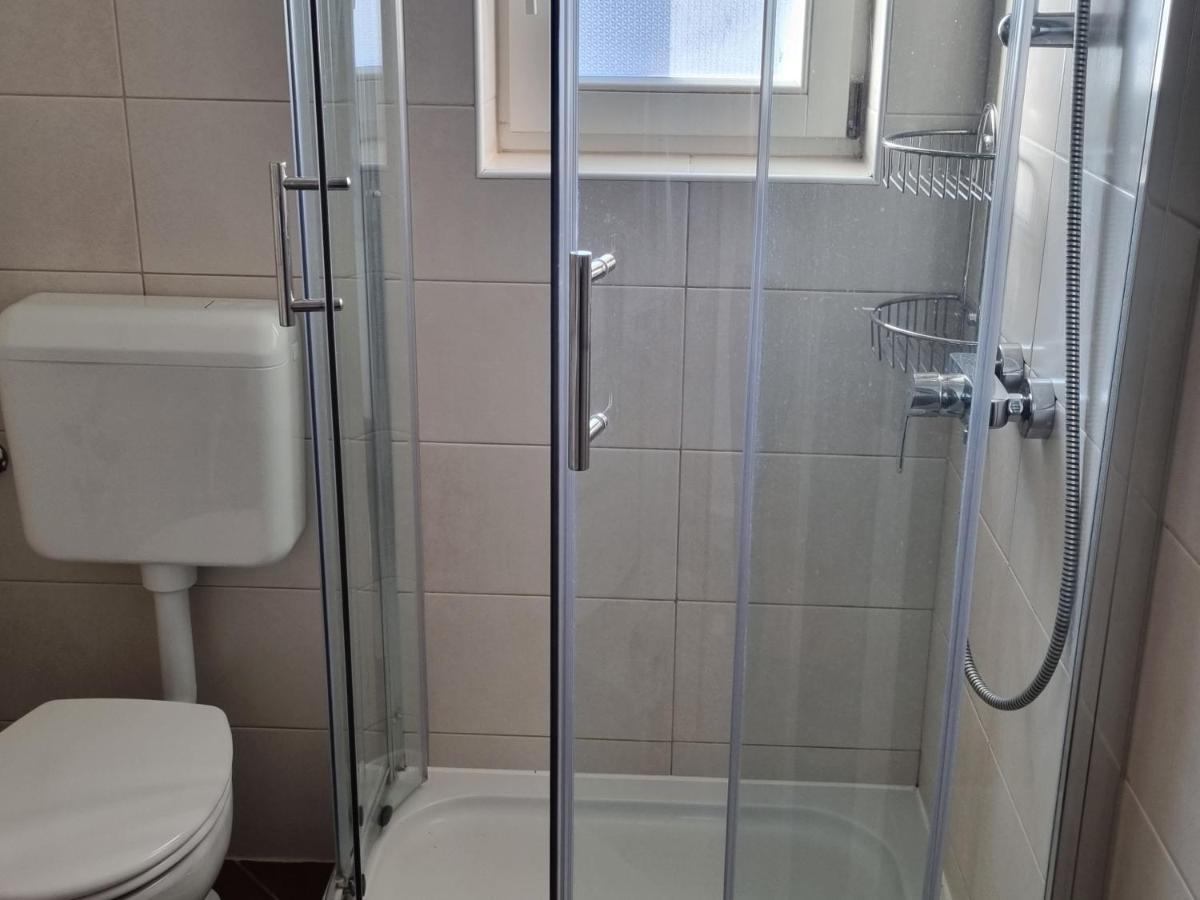 Leut Bed & Breakfast Barbat na Rabu Exterior photo
